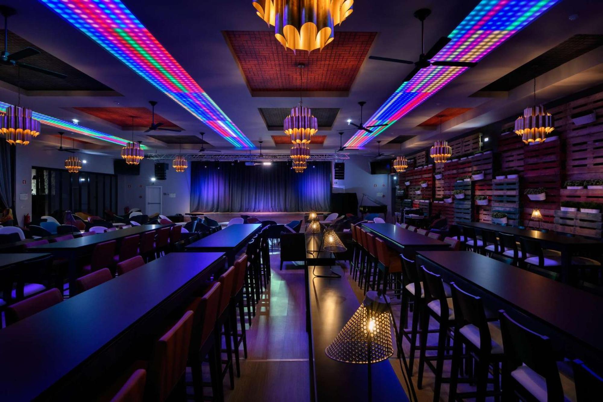 Hotel Tivoli Alvor Algarve Esterno foto Interior of a nightclub in Pattaya, Thailand